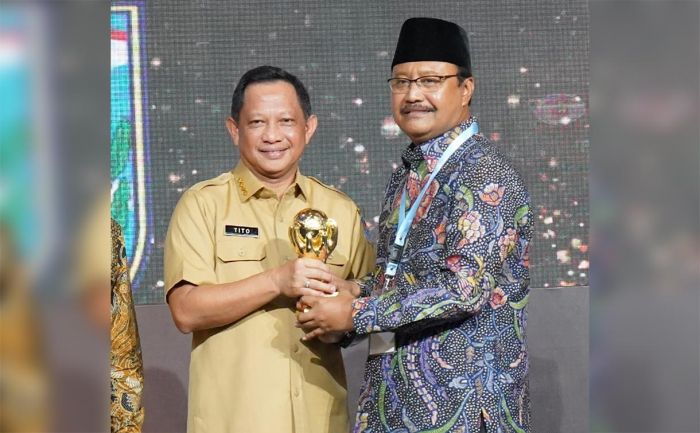 100 Persen Warga Kota Pasuran Terdaftar JKN, Gus Ipul Terima Penghargaan UHC