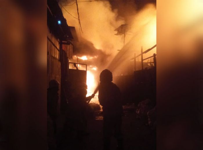 Gudang Rongsokan dan Mebel di Surabaya Ludes Terbakar, 1 Petugas PMK Terluka Gudang Rongsokan dan Mebel di Surabaya Ludes Terbakar, 1 Petugas PMK Terluka