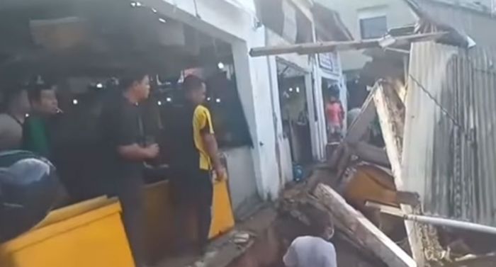 Pelataran Pasar Baru II Tanjungpinang Roboh, Satu Anak Terjepit di Reruntuhan Bangunan