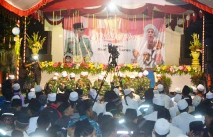 Kosidah "Hadarah" Prajurit Yonif 511 Meriahkan Haul Bung Karno di Blitar Kosidah "Hadarah" Prajurit Yonif 511 Meriahkan Haul Bung Karno di Blitar