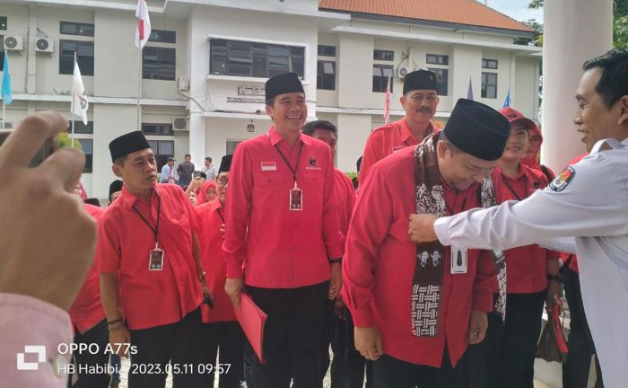 Daftar ke KPU, Bacaleg PDIP Kabupaten Pasuruan Diarak Banjari dan Abang Becak