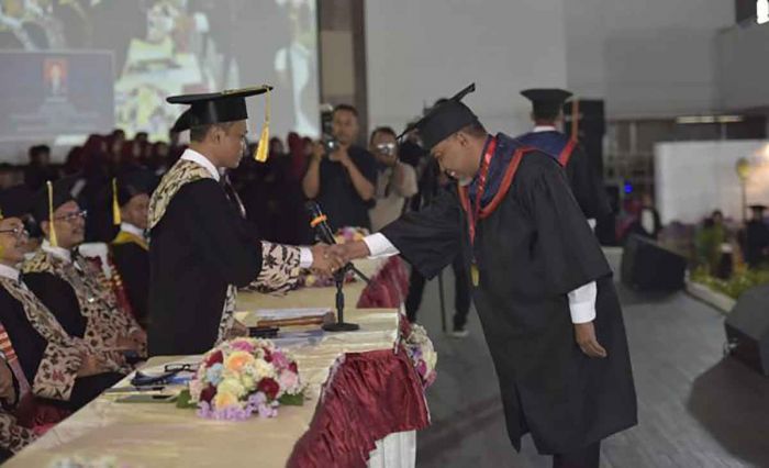 Rektor Universitas Trunojoyo Madura Wisudakan 1.144 Mahasiswa Rektor Universitas Trunojoyo Madura Wisudakan 1.144 Mahasiswa