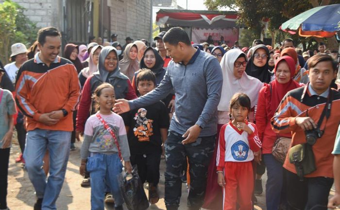 Berangkatkan Jalan Sehat, Wali Kota Kediri Ajak Warga Guyub Rukun Majukan Kelurahan Banaran Berangkatkan Jalan Sehat, Wali Kota Kediri Ajak Warga Guyub Rukun Majukan Kelurahan Banaran