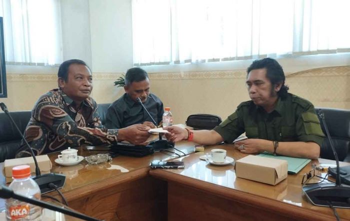 Diduga Langgar Tata Tertib, Pimpinan DPRD Situbondo Diadukan ke Badan Kehormatan Diduga Langgar Tata Tertib, Pimpinan DPRD Situbondo Diadukan ke Badan Kehormatan