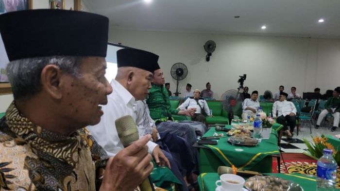 Ahmad Tohari Sebut Kiai Asep Ulama Hebat, Bedah Buku di PCNU Banyumas Berakhir Tengah Malam Ahmad Tohari Sebut Kiai Asep Ulama Hebat, Bedah Buku di PCNU Banyumas Berakhir Tengah Malam