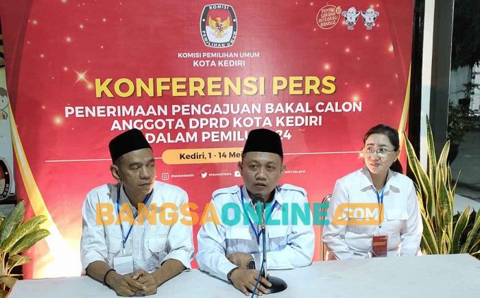 Diiringi Pertunjukan Barongsai, DPC Gerindra Kota Kediri Daftarkan 30 Bacalegnya ke KPU Diiringi Pertunjukan Barongsai, DPC Gerindra Kota Kediri Daftarkan 30 Bacalegnya ke KPU