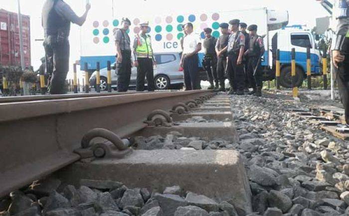 PT KAI-Satlantas Polres Probolinggo Hadapi Mudik Lebaran, Periksa Lintasan Rel KA PT KAI-Satlantas Polres Probolinggo Hadapi Mudik Lebaran, Periksa Lintasan Rel KA