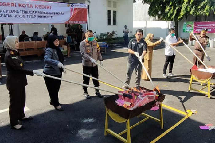 Kejari Kota Kediri Musnahkan Barang Bukti Tindak Pidana Kejari Kota Kediri Musnahkan Barang Bukti Tindak Pidana