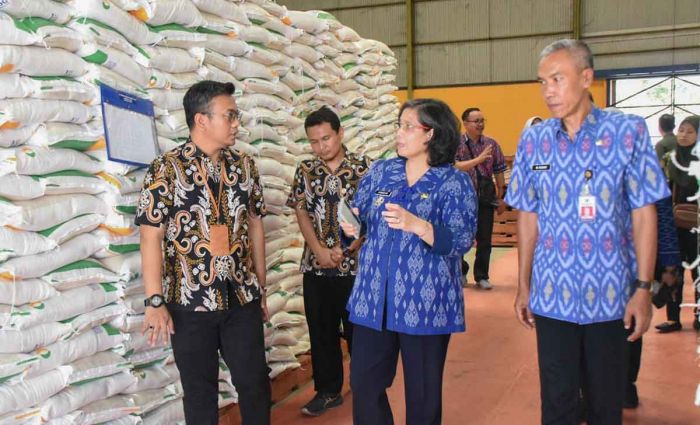 Kunjungi Gudang Bulog Banyakan, Pj Wali Kota Kediri Pastikan Ketersediaan Stok dan Kualitas Beras Kunjungi Gudang Bulog Banyakan, Pj Wali Kota Kediri Pastikan Ketersediaan Stok dan Kualitas Beras