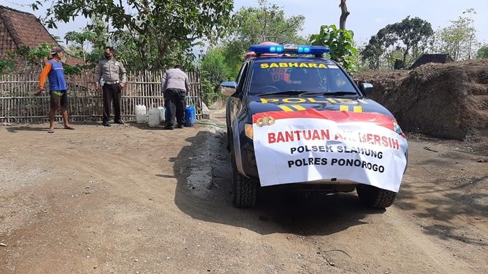 Bantu Warga Terdampak Kekeringan, Polsek Slahung Distribusikan Air Bersih di Banyuripan Ponorogo