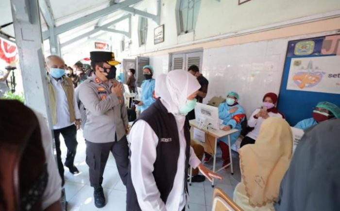Tinjau Serbuan Vaksin di SMAN 2 Surabaya, Kapolda: Saya Bangga Pernah Sekolah di Sini
