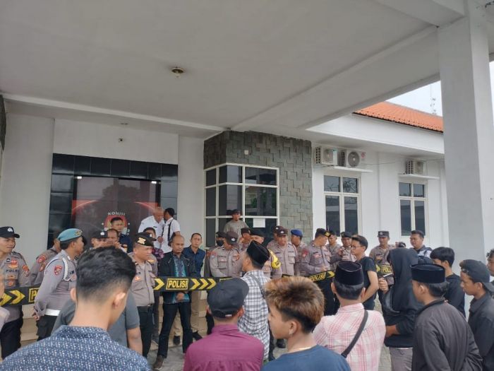 Soal PPS Lerpak, Warga Kembali Gruduk Kantor KPU Bangkalan Diduga Hasil 
