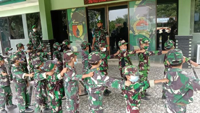 Tanamkan Disiplin Sejak Dini, Siswa TK Kartika lV/86 Pamekasan Dilatih Peraturan Baris-Berbaris