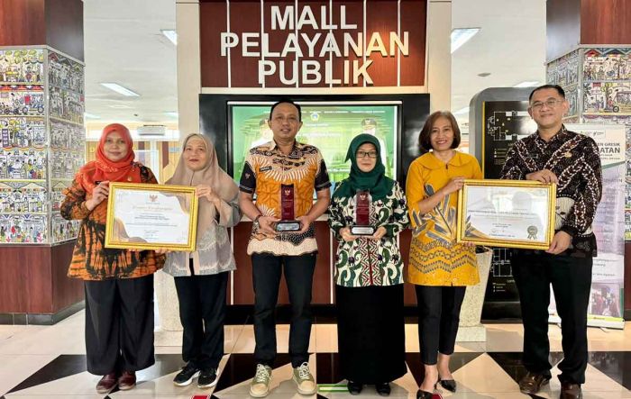 DPMPTSP Gresik Raih Penghargaan Zona Integritas, Agung: Buah Kerja Kesolidan Tim dan Dukungan Publik DPMPTSP Gresik Raih Penghargaan Zona Integritas, Agung: Buah Kerja Kesolidan Tim dan Dukungan Publik