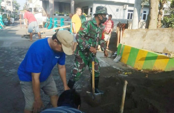 Cegah Banjir, ​Babinsa Simomulyo Surabaya jadi Pelopor Kebersihan Lingkungan