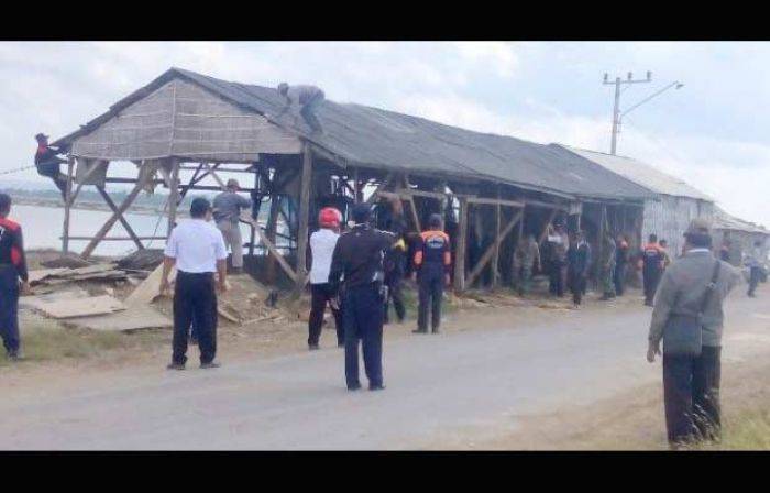 Pembongkaran Gudang oleh PT. Garam di Desa Karanganyar Sumenep Diprotes Warga