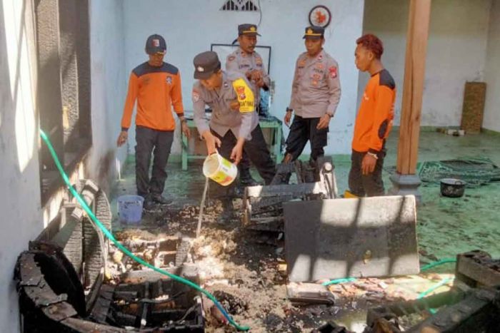 Kebakaran di Ngawi, Polisi RW Cepat Tanggap Padamkan Api Kebakaran di Ngawi, Polisi RW Cepat Tanggap Padamkan Api