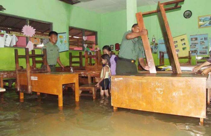 Banjir Terjang Sidoarjo (1): Warga Siap-siap Mengungsi, Sejumlah Sekolah Diliburkan Banjir Terjang Sidoarjo (1): Warga Siap-siap Mengungsi, Sejumlah Sekolah Diliburkan