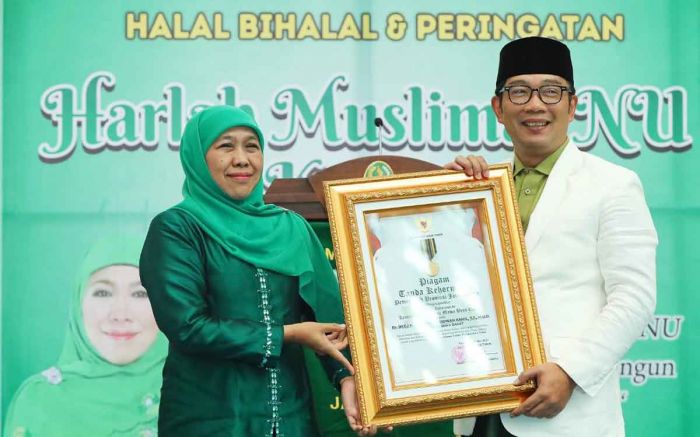 Gubernur Khofifah Serahkan Penghargaan Jer Basuki Mawa Beya pada Gubernur Jawa Barat