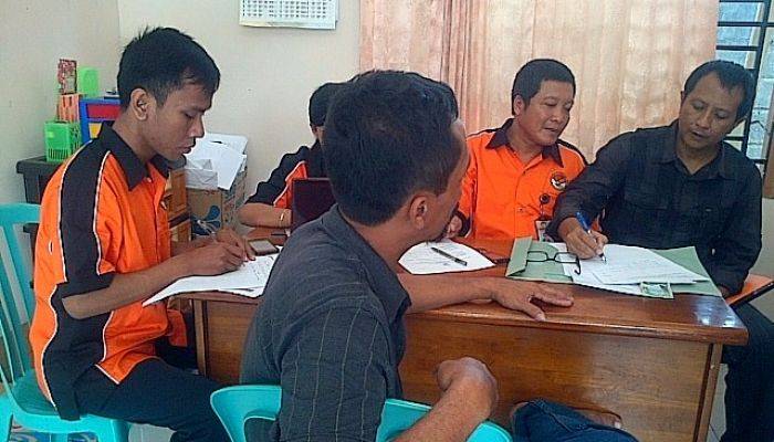 Warga Kediri Laporkan Dugaan Politik Uang ke Panwaslu Warga Kediri Laporkan Dugaan Politik Uang ke Panwaslu
