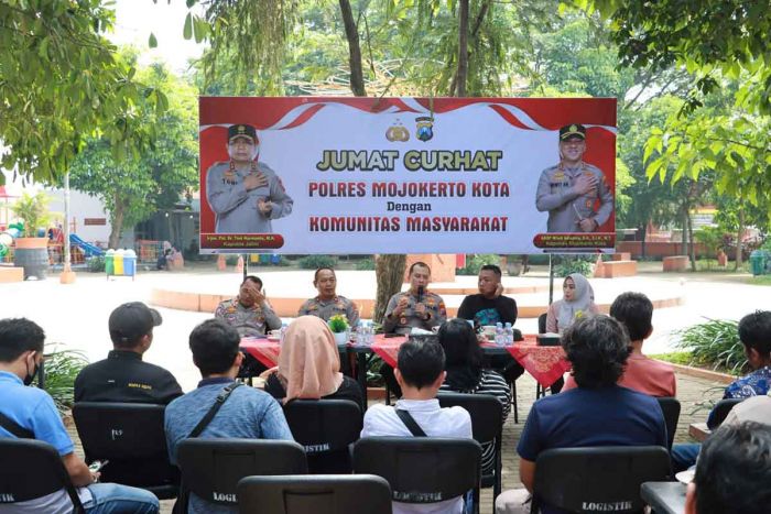 Gelar Jumat Curhat, Kapolres Mojokerto Kota Dengarkan Keluhan Pedagang Pasar Benpas Gelar Jumat Curhat, Kapolres Mojokerto Kota Dengarkan Keluhan Pedagang Pasar Benpas