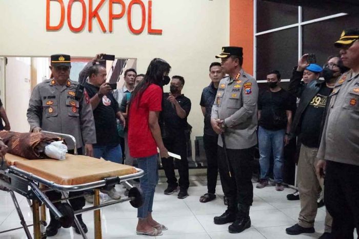Balita Korban Penganiayaan oleh Orang Tua Asuh di Sidoarjo Dimakamkan Usai Dijemput Ibu Kandungnya Balita Korban Penganiayaan oleh Orang Tua Asuh di Sidoarjo Dimakamkan Usai Dijemput Ibu Kandungnya