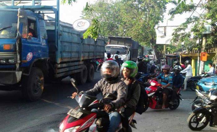 Gresik Semrawut, 1.700 Industri Tak Miliki Terminal Kargo, Truk-Truk Parkir Pinggir di Jalan Gresik Semrawut, 1.700 Industri Tak Miliki Terminal Kargo, Truk-Truk Parkir Pinggir di Jalan