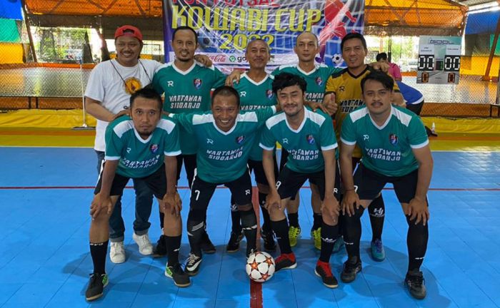 Wartawan Sidoarjo Pertahankan Tradisi Angkat Piala di Turnamen Futsal