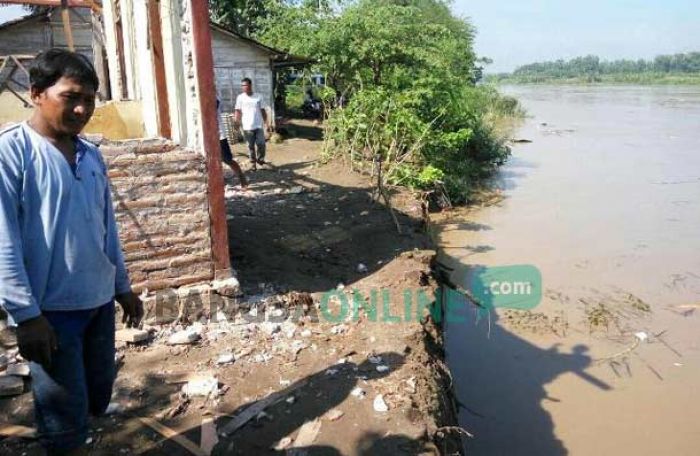 Tergerus Longsor, Rumah di Pinggir Sungai Bengawan Solo Dibongkar Paksa Tergerus Longsor, Rumah di Pinggir Sungai Bengawan Solo Dibongkar Paksa