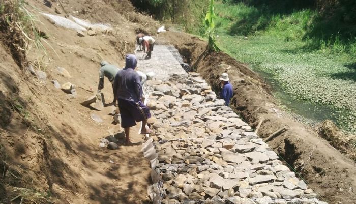 Proyek Pembangunan Bronjong di Kabupaten Pasuruan Hampir Rampung