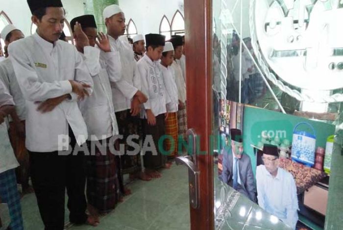 Santri Ponpes Nurul Ulum Kota Blitar Gelar Shalat Ghaib untuk KH Hasyim Muzadi Santri Ponpes Nurul Ulum Kota Blitar Gelar Shalat Ghaib untuk KH Hasyim Muzadi