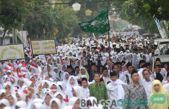 Pekikan NKRI Harga Mati Bergema dalam Perjalanan Kirab Ribuan Santri di Jombang