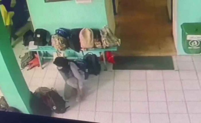 Tas Siswi SMAN 2 Sidoarjo Diobok-obok Maling Berhijab Tas Siswi SMAN 2 Sidoarjo Diobok-obok Maling Berhijab