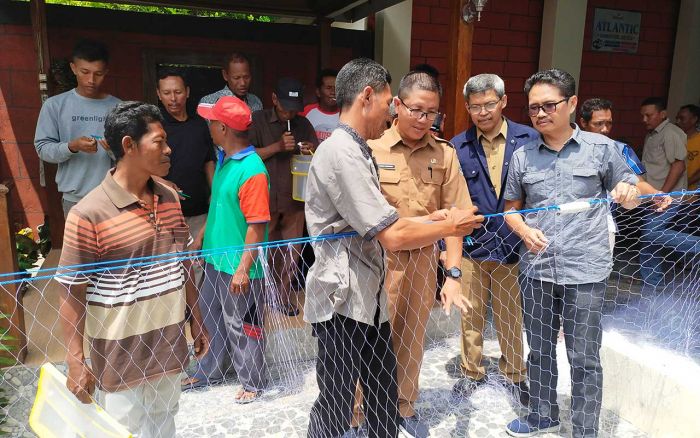 75 Nelayan di Tuban Terima Bantuan Jaring Ramah Lingkungan
