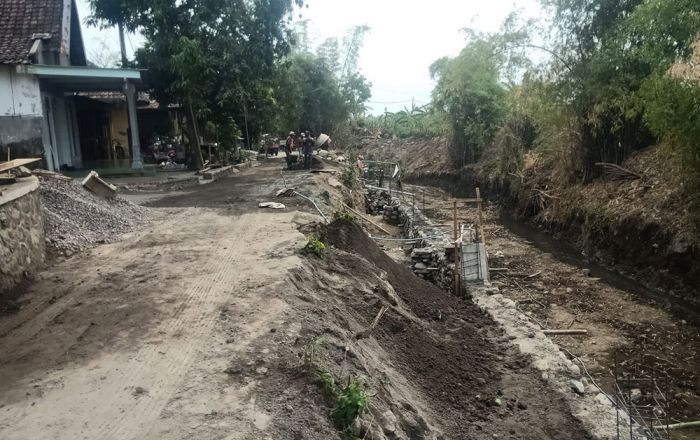 Cegah Abrasi Jalan, BBWS Brantas Pasang TPT di Desa Ngerong