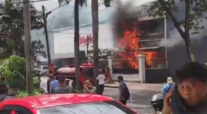 ​Kebakaran Dekat Toko Buah Hokky, Empat Orang dalam Rumah Dievakuasi