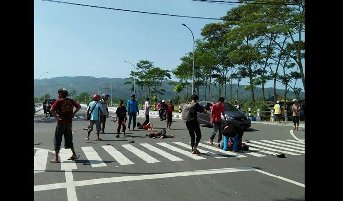 Perempatan JLS Ploso Pacitan Nyaris Memakan Korban Lagi Perempatan JLS Ploso Pacitan Nyaris Memakan Korban Lagi