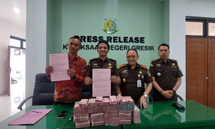 Tersangka Dugaan Korupsi Hibah Pokmas Desa Kambingan Gresik Serahkan Uang Rp1,3 Miliar Tersangka Dugaan Korupsi Hibah Pokmas Desa Kambingan Gresik Serahkan Uang Rp1,3 Miliar