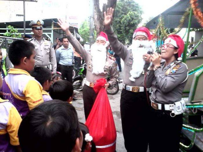 Natal, Polisi di Bojonegoro Dandan Santa Claus