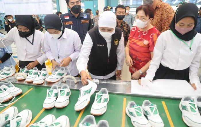 Gubernur Khofifah: Good News dari Madiun, Ekspor 14.150 Pasang Sepatu ke China Gubernur Khofifah: Good News dari Madiun, Ekspor 14.150 Pasang Sepatu ke China