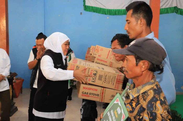 Gubernur Khofifah Salurkan Bantuan untuk Korban Tanah Longsor di Ngebel Ponorogo