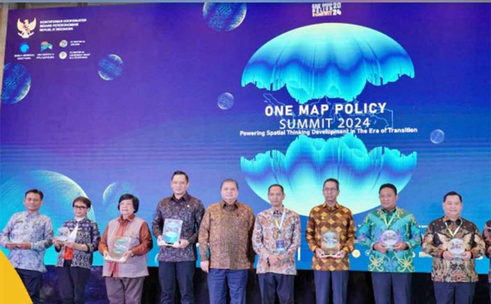 AHY Terima Penghargaan One Map Policy dari Kemenko Perekonomian AHY Terima Penghargaan One Map Policy dari Kemenko Perekonomian