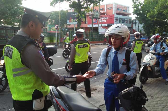 Kesadaran Rendah, Masih Banyak Pelajar di Blitar Terjaring Operasi Lalu Lintas Kesadaran Rendah, Masih Banyak Pelajar di Blitar Terjaring Operasi Lalu Lintas