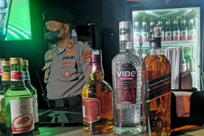 Petugas Gabungan Sita Puluhan Botol Miras di Tuban Petugas Gabungan Sita Puluhan Botol Miras di Tuban