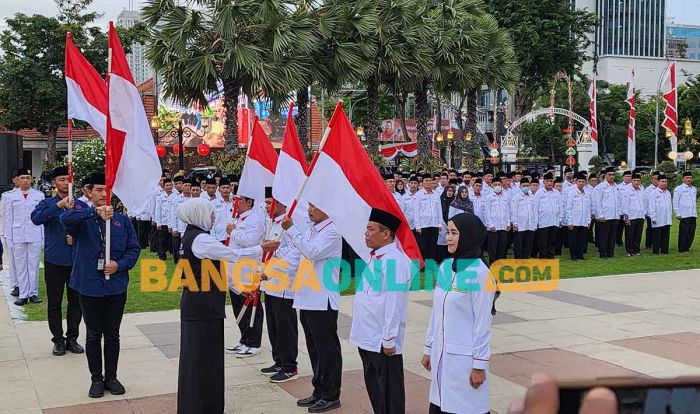 Gubernur Khofifah Tekankan 3 Prinsip Petugas Haji Indonesia Gubernur Khofifah Tekankan 3 Prinsip Petugas Haji Indonesia