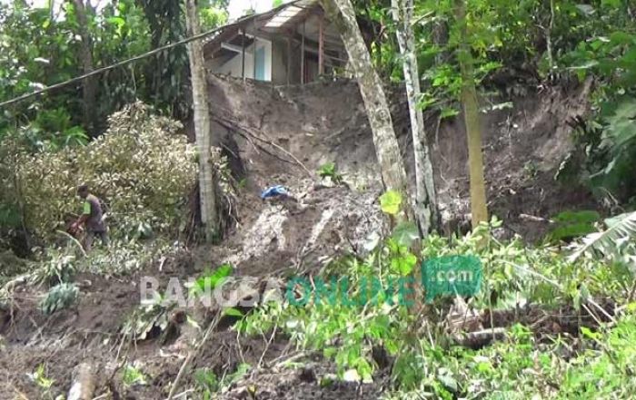 Curah Hujan Tinggi, Tiga Rumah di Desa Talun Terancam Longsor 