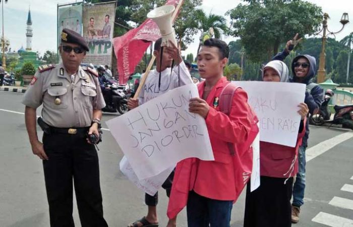 Anggap Kasus Amien Rais Bentuk Kriminalisasi, Tiga Mahasasiswa di Tuban Gelar Aksi ke Kejari Anggap Kasus Amien Rais Bentuk Kriminalisasi, Tiga Mahasasiswa di Tuban Gelar Aksi ke Kejari