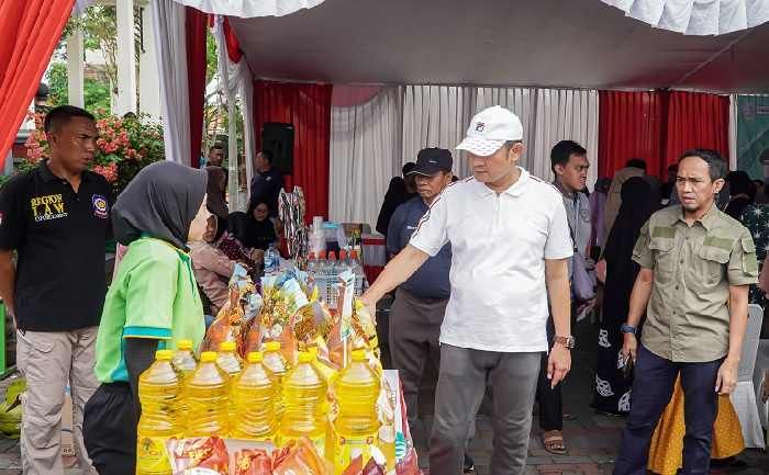 Pasar Murah Disperindag Jatim di Lamongan Diserbu Warga Pasar Murah Disperindag Jatim di Lamongan Diserbu Warga