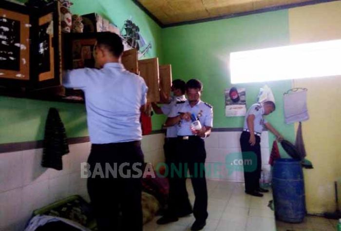 Gelar Razia Dadakan, Kepala Lapas Kelas II Tuban Imbau Napi jaga Kebersihan Gelar Razia Dadakan, Kepala Lapas Kelas II Tuban Imbau Napi jaga Kebersihan