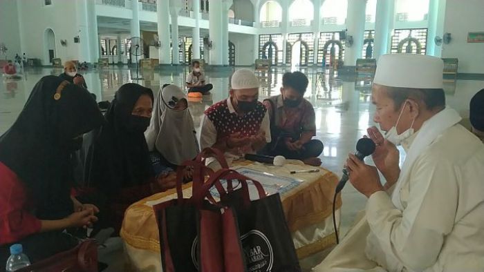 Nenek Berusia 70 Tahun dan Anak Berusia 9 Tahun Ikrar Syahadat di Masjid Al Akbar Surabaya Nenek Berusia 70 Tahun dan Anak Berusia 9 Tahun Ikrar Syahadat di Masjid Al Akbar Surabaya
